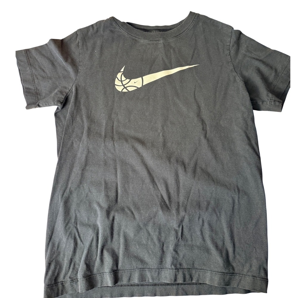 Nike Boys Black Basketball Swoosh Graphic T-Shirt Size Medium M Short Sleeve Tee